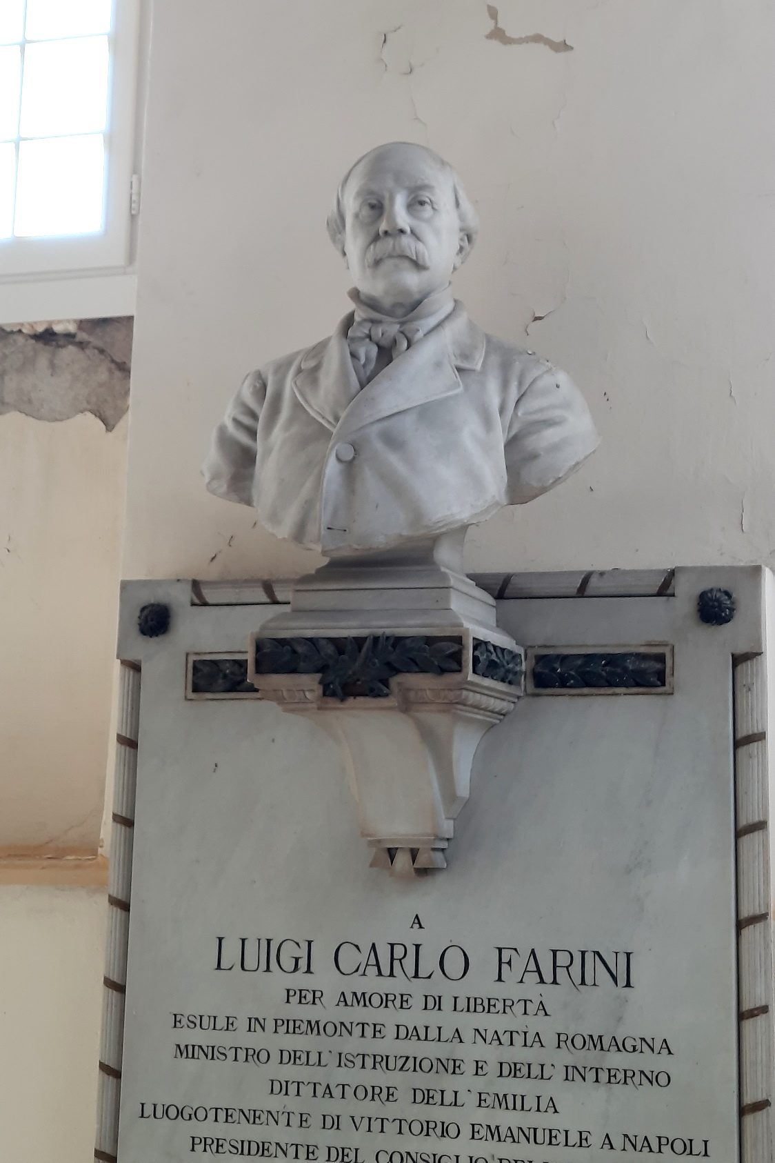 Luigi%20Carlo%20Farini%27s%20monument%2C%20City%20hall%2C%20Saluggia%20-%2004.jpg